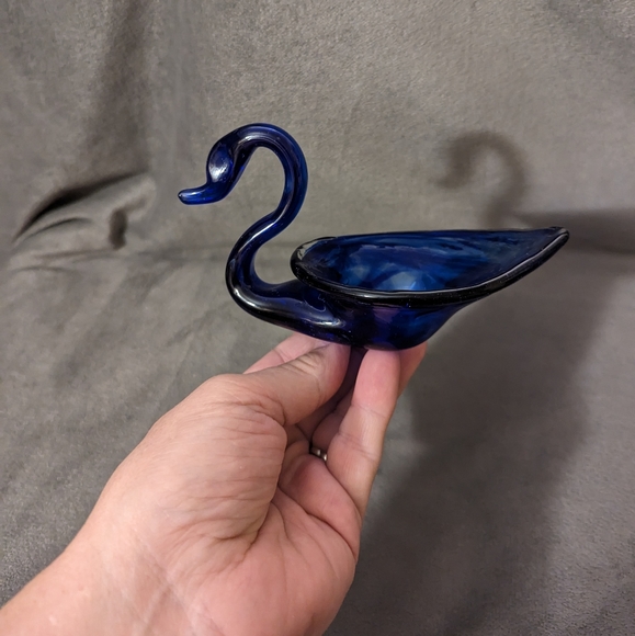Blue swirl Art Glass Swan trinket dish/bowl measures 3" x 6.5" - Picture 5 of 7